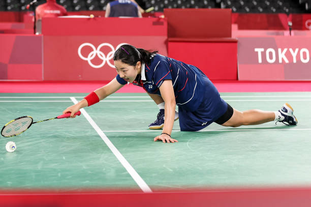 羽毛球單打和雙打如何站位？左單右雙規(guī)則詳解