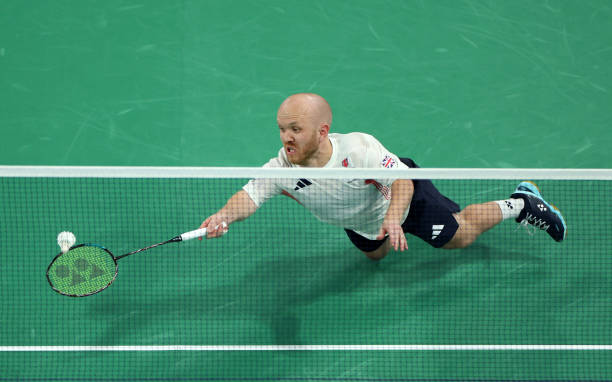 羽毛球雙打發(fā)球區(qū)域規(guī)則：圖文對(duì)照解析