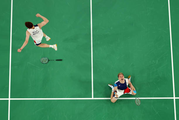 單打與雙打發(fā)球區(qū)差異：羽毛球規(guī)則詳解