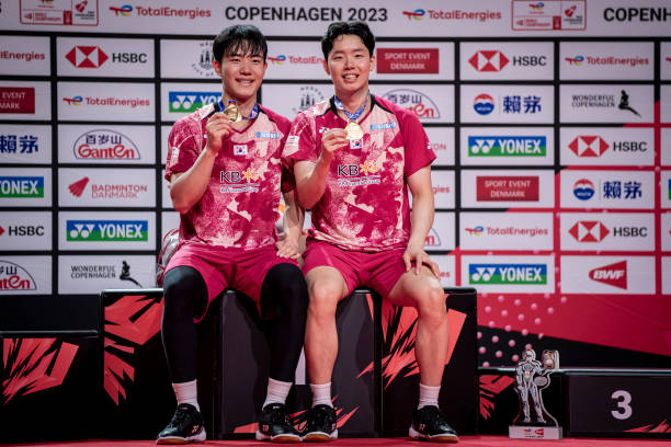 發(fā)球違例圖解：羽毛球比賽中常見(jiàn)的錯(cuò)誤示范