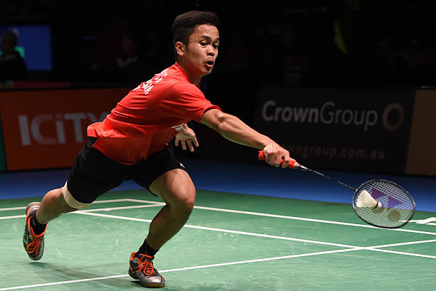 專業(yè)教練示范：羽毛球反手發(fā)球的3個關(guān)鍵要點