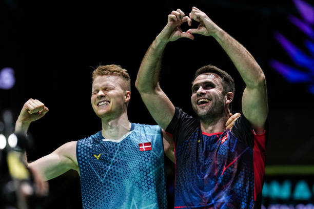 羽毛球反手扣殺 vs 正手扣殺：區(qū)別與應(yīng)用場景