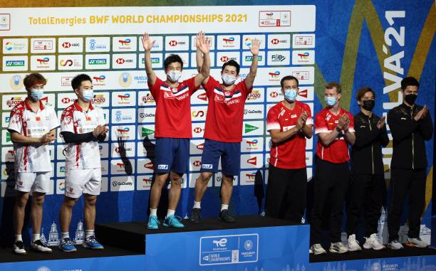 揮拍瞬間：室內(nèi)羽毛球館運(yùn)動風(fēng)采記錄