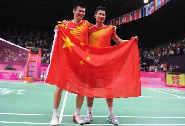 羽毛球單打與雙打場地規(guī)則全解析：從發(fā)球到得分區(qū)域