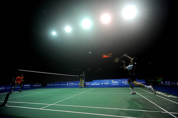 新手必看！羽毛球發(fā)球時右腳在前還是左腳在前更合理？