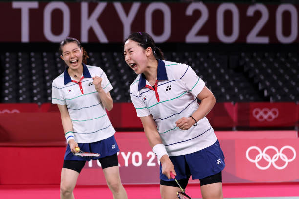 裁判視角：羽毛球單打比賽中邊線爭(zhēng)議如何判罰？