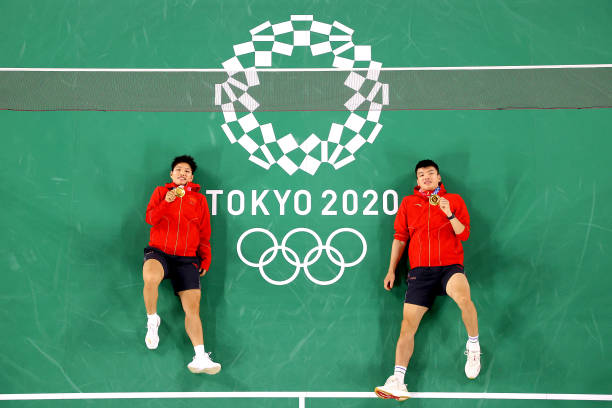 羽毛球?qū)崙?zhàn)技巧：高遠(yuǎn)球、殺球、吊球等基礎(chǔ)打法教學(xué)