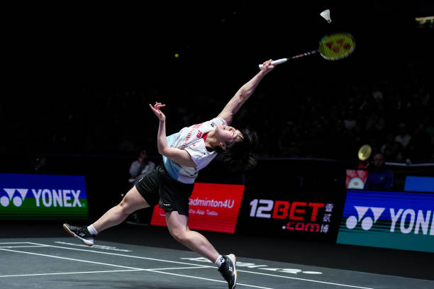 左右腳站位決定勝負(fù)：單打中的攻防轉(zhuǎn)換技巧