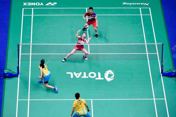 羽毛球進(jìn)攻型打法：扣殺、劈殺與突擊技巧