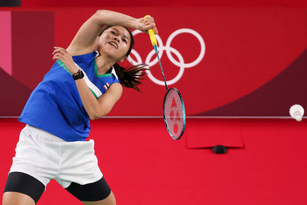 羽毛球場(chǎng)地標(biāo)記解讀：?jiǎn)未?、雙打的線內(nèi)線外規(guī)則與實(shí)戰(zhàn)應(yīng)用