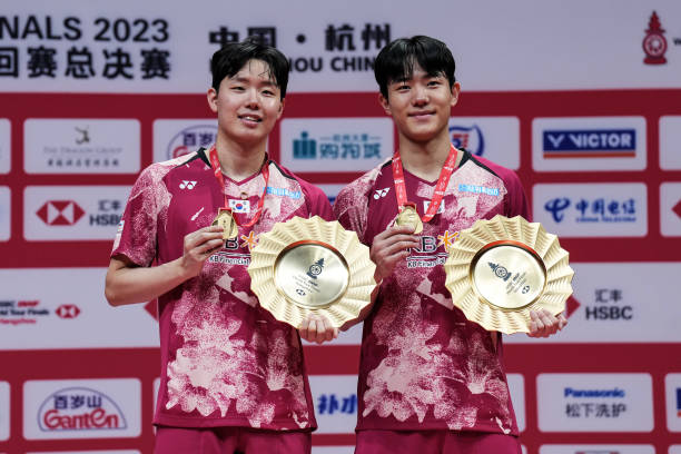 少兒羽毛球技巧大全 - 從握拍到比賽（高清教學(xué)）