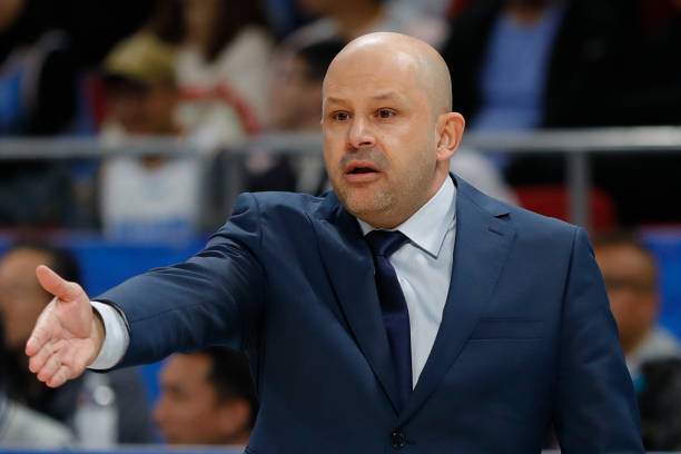 哈登霸氣后撤步，三分線外無人可防！