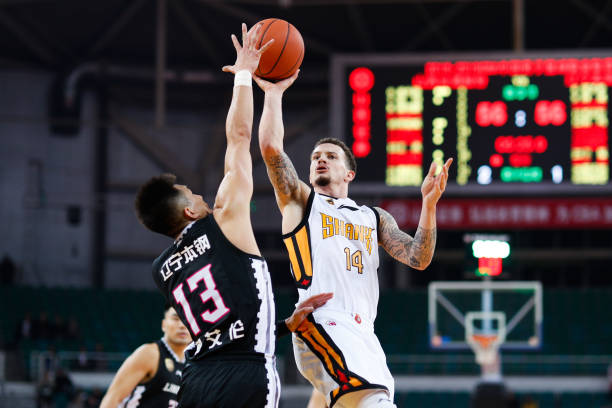 從裁判手勢讀懂判罰：當罰球搶籃板違例發(fā)生時