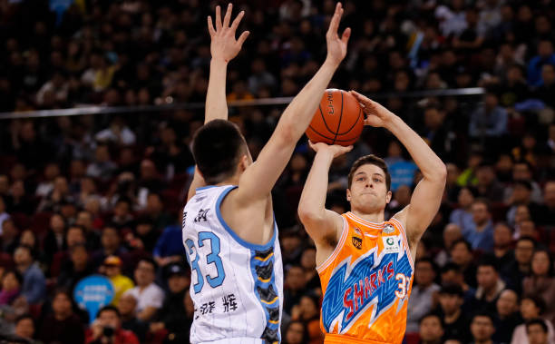 實戰(zhàn)必備！籃球行進間運球訓練方法與常見錯誤解析