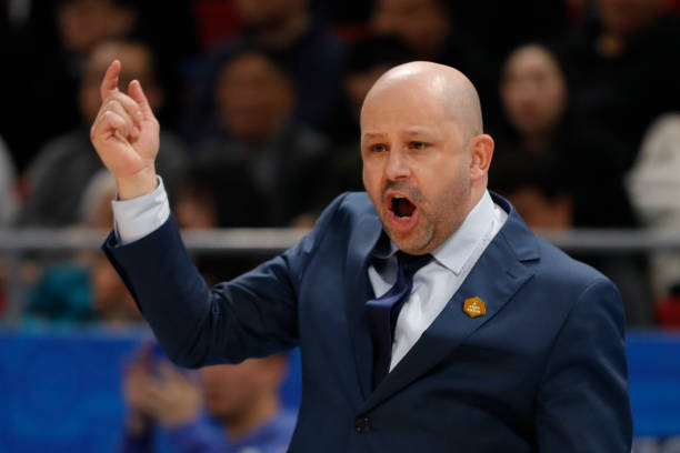 籃球裁判手勢與規(guī)則解讀：看懂比賽的關(guān)鍵