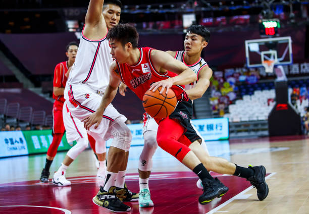 得分后衛(wèi)與球隊?wèi)?zhàn)術(shù)：如何配合隊友打出高效進(jìn)攻？