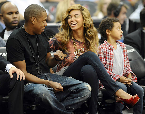 籃球比賽中的技術(shù)犯規(guī)、進攻犯規(guī)與防守犯規(guī)詳解