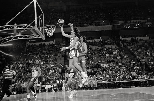 韋斯特與詹姆斯交手記錄：誰(shuí)更占上風(fēng)？