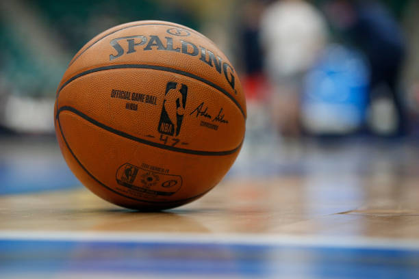 籃球場(chǎng)半場(chǎng)尺寸解析：如何計(jì)算28米×15米場(chǎng)地的半場(chǎng)面積？