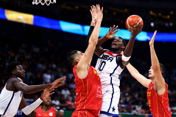 庫(kù)里vs西亞卡姆：東西部強(qiáng)強(qiáng)對(duì)話，精彩不容錯(cuò)過(guò)