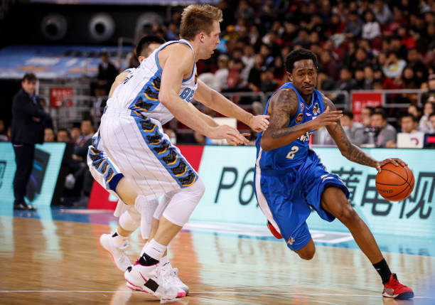 籃球裁判必讀：走步犯規(guī)的判定標(biāo)準(zhǔn)與技巧