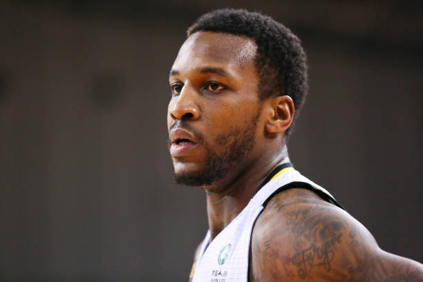 從二輪秀到億元先生：?jiǎn)痰ぁて諣柕哪嬉u之路