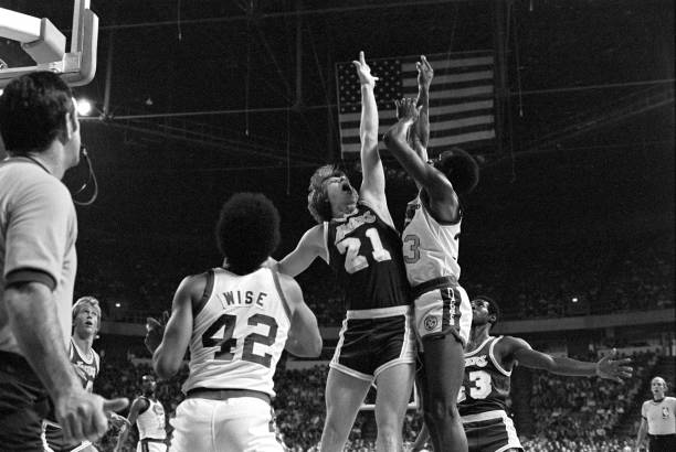 籃球場尺寸對比：成人標(biāo)準(zhǔn)與青少年場地的區(qū)別