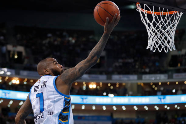 進(jìn)攻路線被阻擋？了解籃球規(guī)則中的防守限制