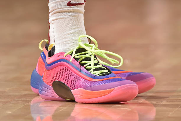 實時戰(zhàn)報：湖人掘金比分緊咬，比賽進入白熱化階段