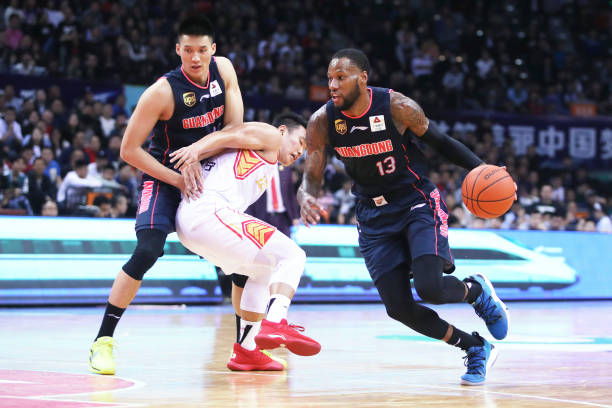 易建聯(lián)身高爭議：108厘米還是213厘米？