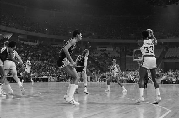 籃板上沿高度與籃板材質(zhì)的關(guān)系是什么？