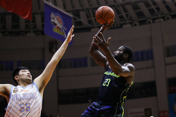 趣味投籃：卡通畫風下的籃球運動瞬間