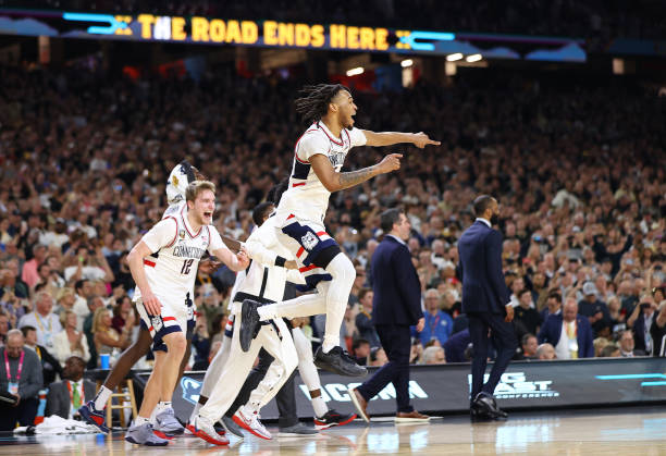 魔術(shù)師約翰遜 vs 大鳥伯德：80年代黑白雙雄的史詩(shī)對(duì)決