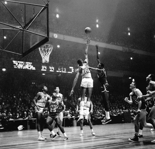 如何判斷籃球比賽中的前場球發(fā)球時機(jī)？