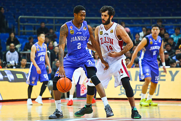 籃球翻腕犯規(guī)圖解：常見(jiàn)錯(cuò)誤與正確示范