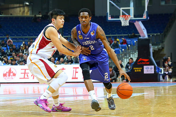 籃球規(guī)則解讀：12號(hào)手勢(shì)背后的犯規(guī)類(lèi)型