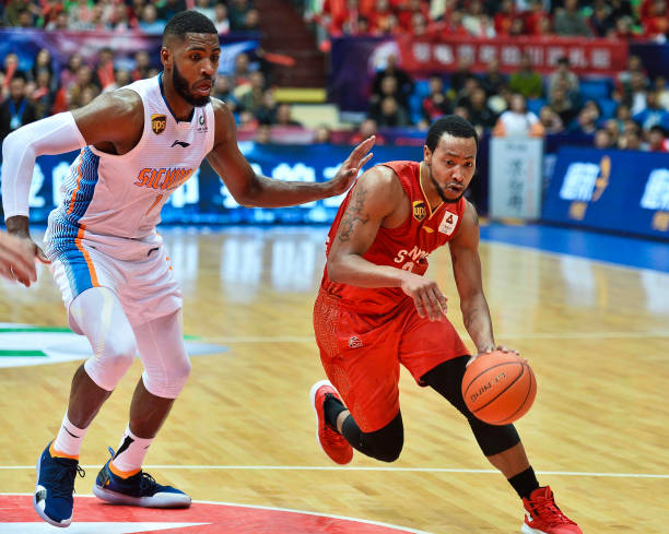 球場(chǎng)表現(xiàn)升級(jí)：不可錯(cuò)過(guò)的三大籃球鞋品牌