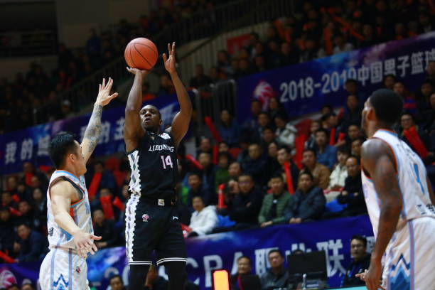 籃球場(chǎng)上小前鋒是幾號(hào)位？位置與戰(zhàn)術(shù)解析