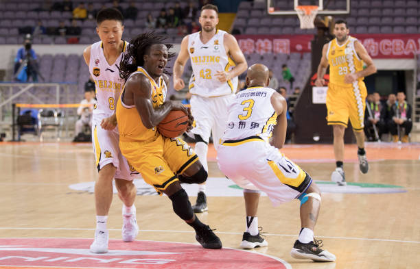 籃球裁判必讀：如何準確判罰規(guī)則1所述的帶球走違例