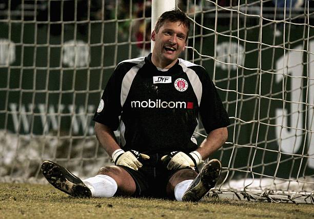 角球判罰規(guī)則詳解：裁判手勢(shì)與球員站位圖解