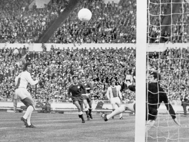 范巴斯滕對現(xiàn)代足球的影響：技術(shù)與戰(zhàn)術(shù)的先驅(qū)