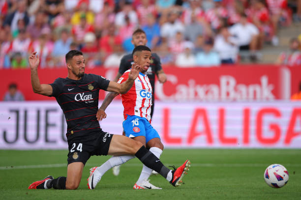 萊萬(wàn)點(diǎn)球心理戰(zhàn)：解讀他的眼神與身體語(yǔ)言