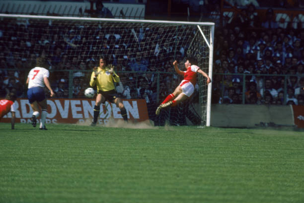 （將他置于一個(gè)更廣泛的群體中進(jìn)行對比和討論）