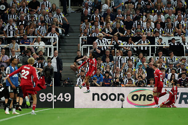 薩拉赫簽名球鞋哪里買？線上拍賣平臺VS實體店對比