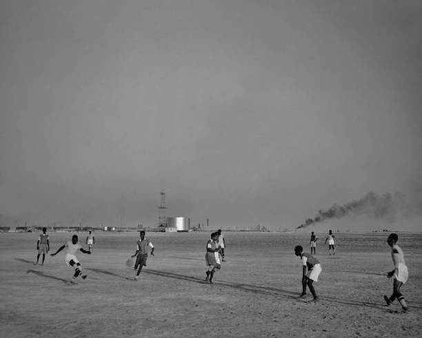 裁判手勢(shì)解析：如何區(qū)分點(diǎn)球和任意球的判罰場(chǎng)景