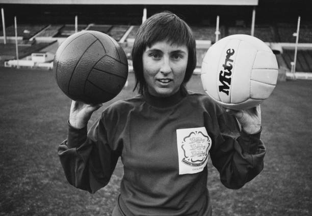 操場(chǎng)上的小插曲——足球踢到人身上