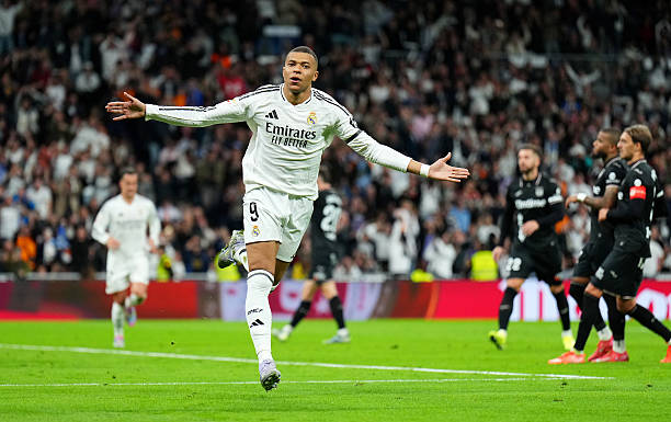 羅納爾多號碼變遷史：每個數(shù)字如何定義他的足球生涯