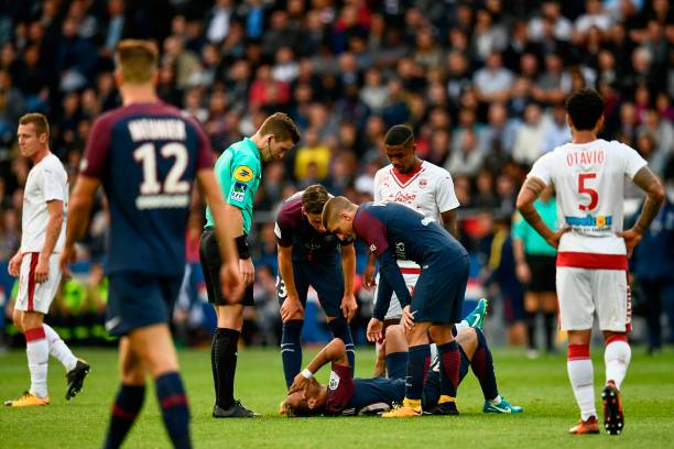 裁判舉旗示意任意球位置：是否算作犯規(guī)行為？