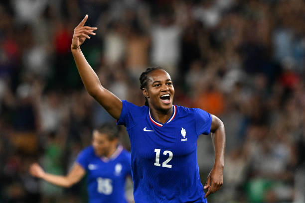 貝林厄姆與女友的戀愛細(xì)節(jié)：球場外的甜蜜生活