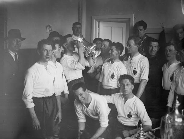 足球場上的另類“紅牌”：日本門將嗑瓜子被罰